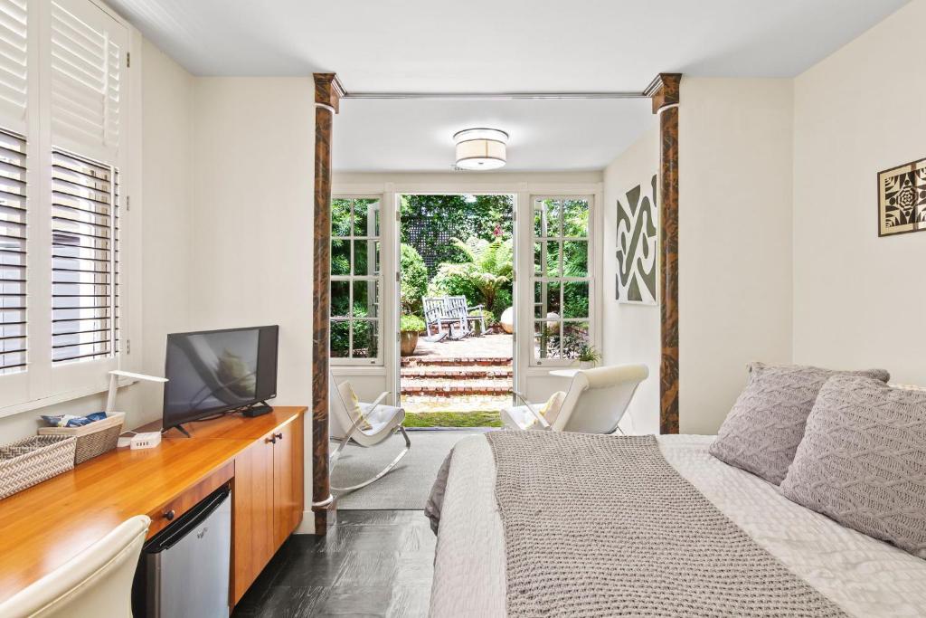 Pacific Heights Victorian Garden Suite